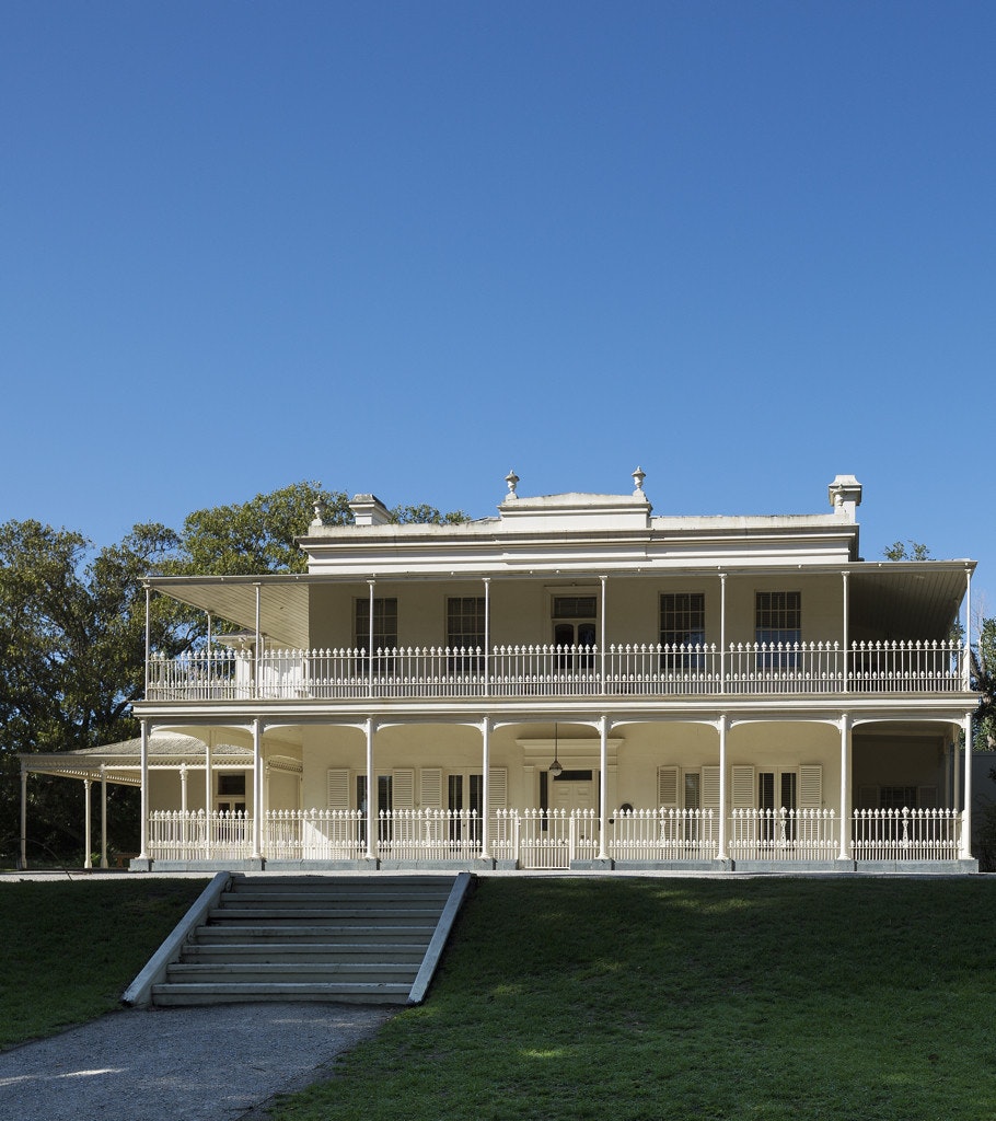 Rear view of Como House exterior.